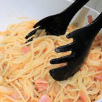 パスタ好き必携の麺専用トング【今日のライフハックツール】
