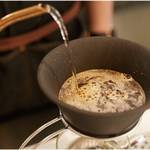 水もワインもコーヒーも。自然な甘みを引き出すセラミックフィルター