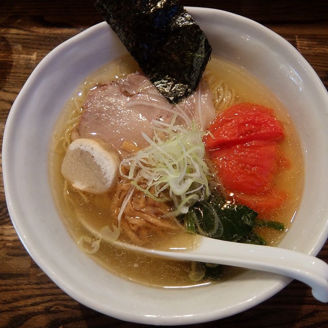 塩ラーメンに焼きトマトトッピング。若干縮れた全粒粉入り...